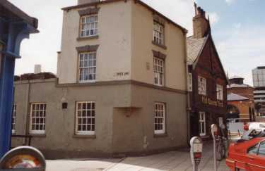The Old Queens Head public house (formerly Hall in the Ponds), No. 40 Pond Hill at junction with (foreground) River Lane