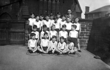 Class photograph, St. Stephen's Church of England School, Finlay Street at the junction with Fawcett Street 