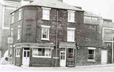 Crown Inn, Nos. 87 - 89 Forncett Street at junction with (right) Harleston Street