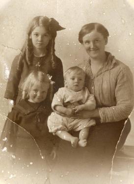 Hirst family group showing Hilda Hirst (top left), Ellen Beatrice Hirst (bottom left) Lizzie Hirst (top right) and Albert Hirst (deceased in infancy, bottom right)