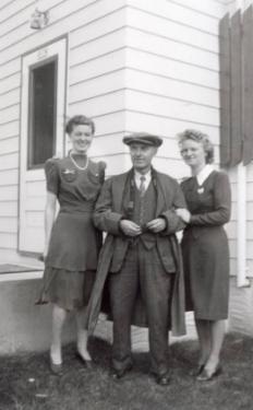 Hirst family group showing Hilda Mary Hirst (left), William ('Bill') Hirst (centre) and Ellen Beatrice Hirst (right) in front of No. 1311 Downing Street, Winnipeg, Canada c.1941