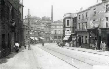 Waingate, 1915-1925, east side between Exchange Street and Lady's Bridge showing No. 12 Rose and Crown public house (also known as Britannia) and (back) Tennant Brothers, Exchange Brewery 