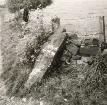 Unidentified road with marker post probably indicating towards Robin Hood public house, Little Matlock