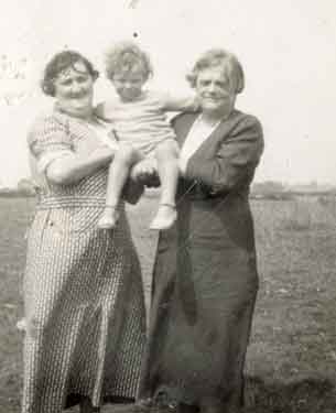 Clayton family showing Grandma Clayton, (centre) Albert Clayton and (right) Grandma Minnie Philpotts (nee Leek) (1883 - 1962)