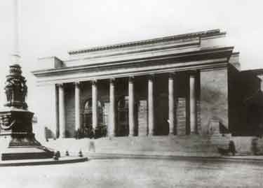 City Hall, Barker's Pool showing (left) the War Memorial