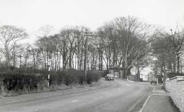 Norton Lane approaching the junction with (right) School Lane and the Lodge house for The Oakes