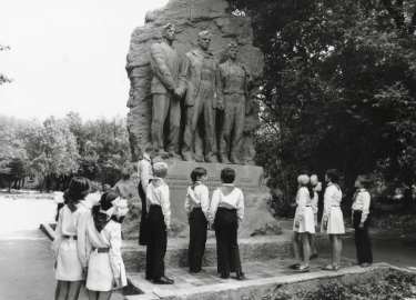 Donetsk collection: Pioneers at the monument to the Komsomol members - guerillas
