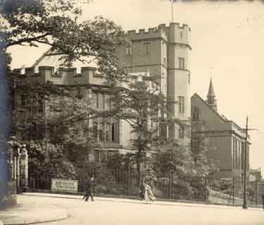 Western Bank showing (left) Godfrey Sykes gates and the entrance to Weston Park and (centre) the University of Sheffield and the Edgar Allen Library