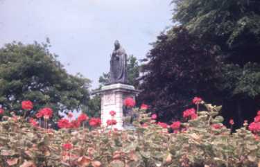 Statue and memorial to Queen Victoria, Endcliffe Park