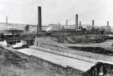 Charles Cammell and Co. Ltd., Grimesthorpe Steel and Ordnance Works showing (left) Upwell Street railway bridge