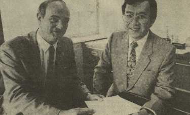 Frank Wheater (left), Chief Consumer Protection Officer, Sheffield City Council and (right) Hong Kong trade official, William Kwok