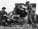 A 25-pounder field gun of 71st Regiment in action, North Africa