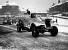 Lime spreader lorry gritting Hollythorpe Rise